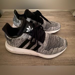 Like New - Adidas Swift Run size 6 (equivalent Women’s Size 7)